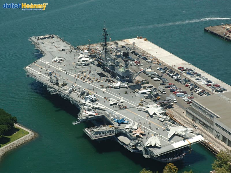 hang-khong-mau-ham-uss-midway-nhin-tu-tren-cao