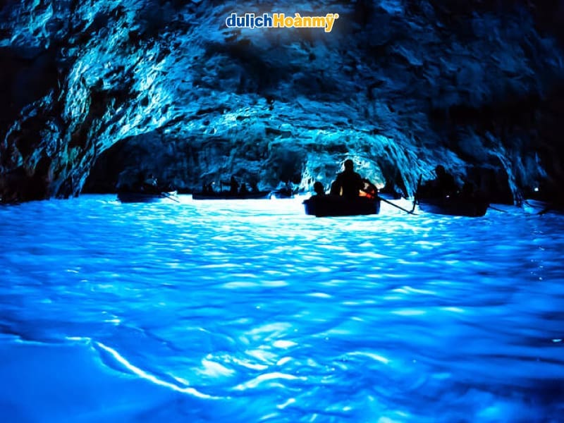 hang-động-xanh-Blue-Grotto